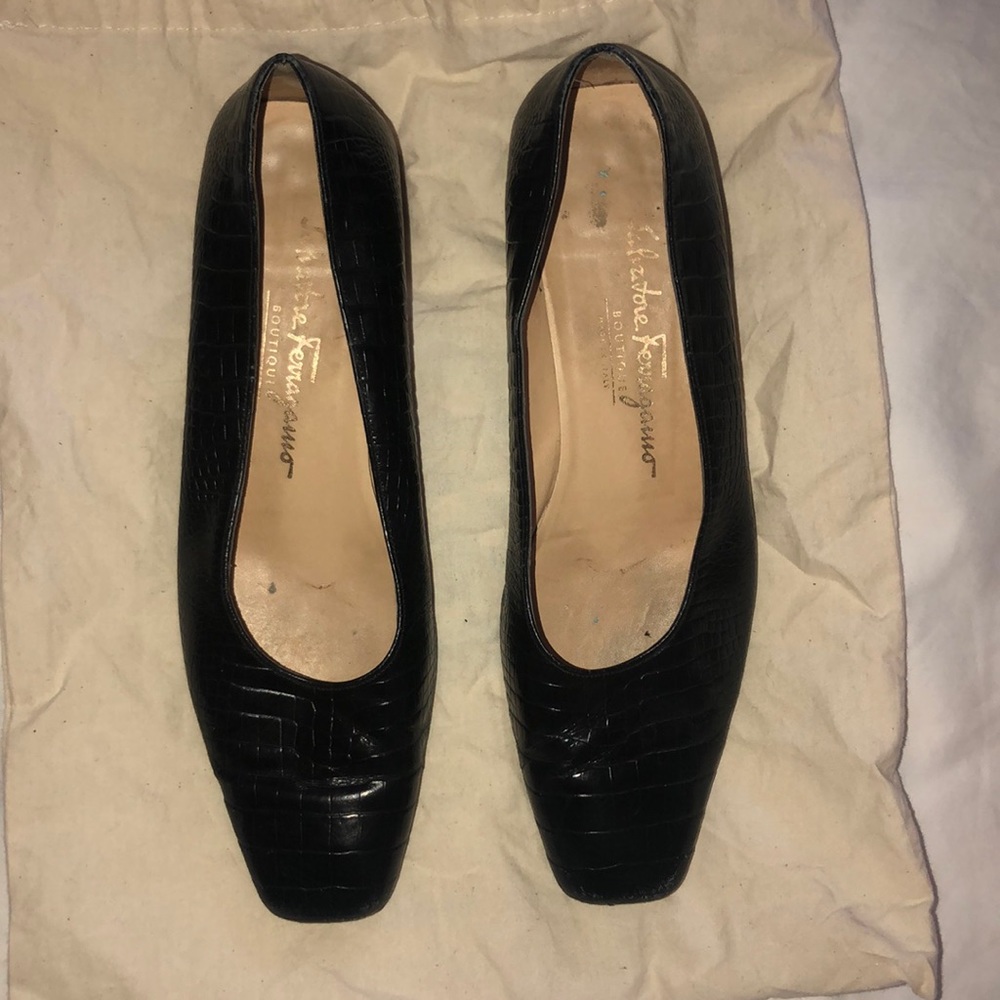 Ferrágamo crock black pumps with small heal
